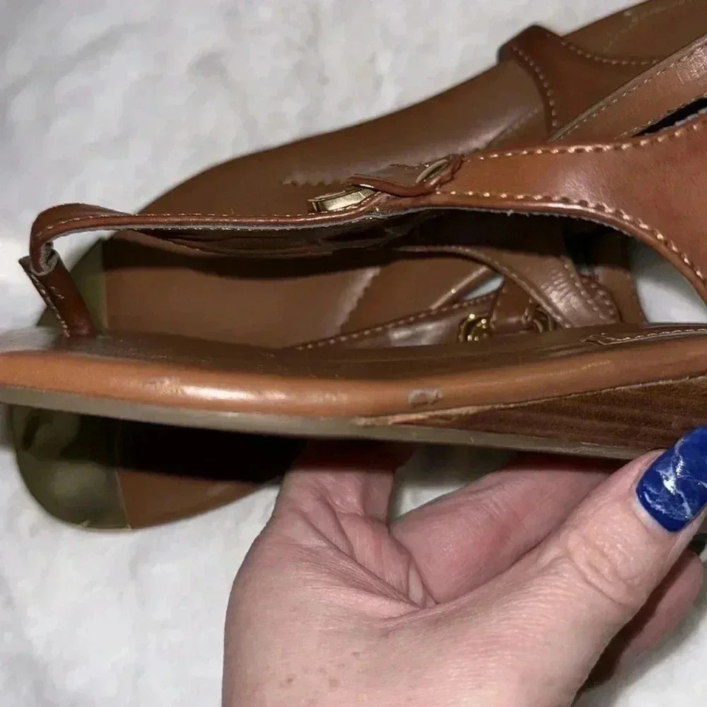 Marc Fisher Tan T-Strap Gold Toe Sandals Size 8 - Picture 9 of 12
